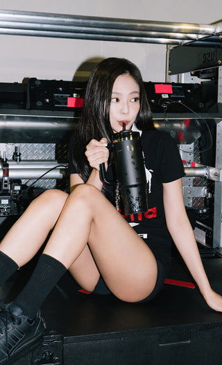 Stanley x JENNIE Quencher H2.0 Luxe Tumbler (890ml) | Harrods DE Stanley x JENNIE Quencher H2.0 Luxe Tumbler (890ml) | Harrods DE