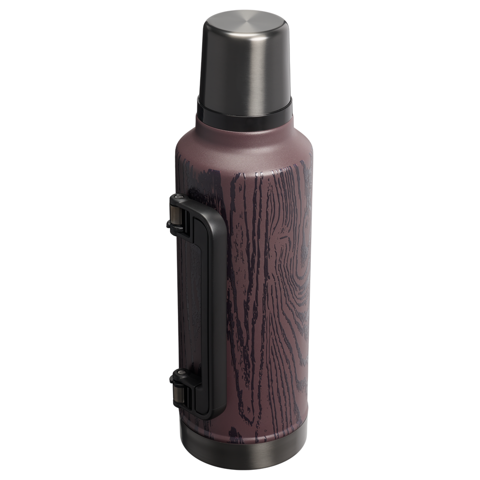 Stanley 1913 The Cheers & Cheer Classic Legendary Bottle 2 QT in Redwood Woodgrain